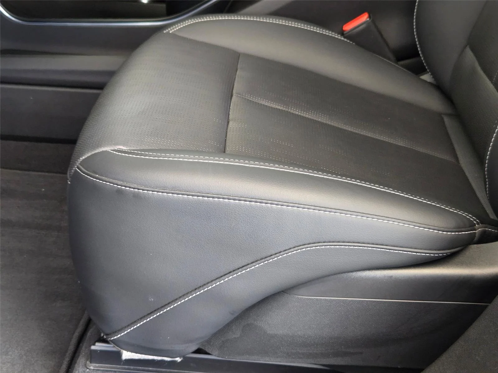 Used 2024  cadillac Sport image 25