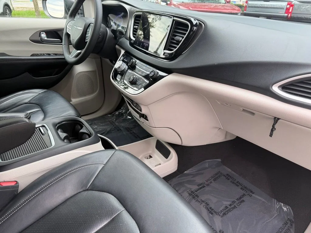 Used 2022 Crystal Metallic Chrysler Touring L image 11