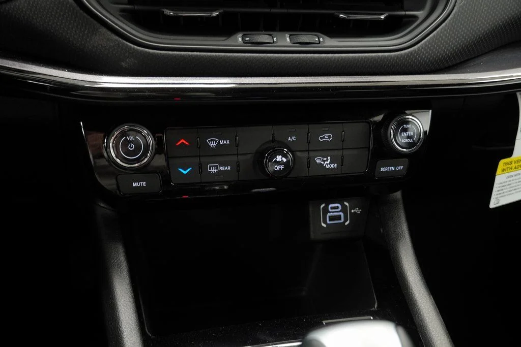 New 2026 Diamond Black Crystal Pearlcoat Jeep Latitude image 25
