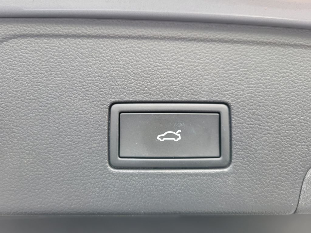 Certified Used 2026  Volkswagen SE w/Technology image 7