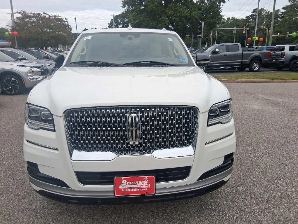 Used 2022 White Lincoln Reserve image 2