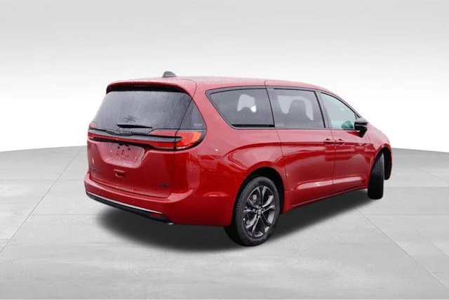 New 2026 Red Hot Pearl-Coat Exterior Paint Chrysler Select image 3