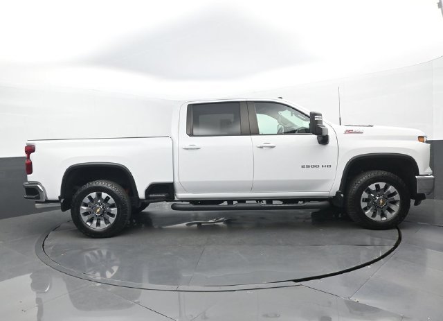 Used 2024 Summit White Chevrolet LT image 2