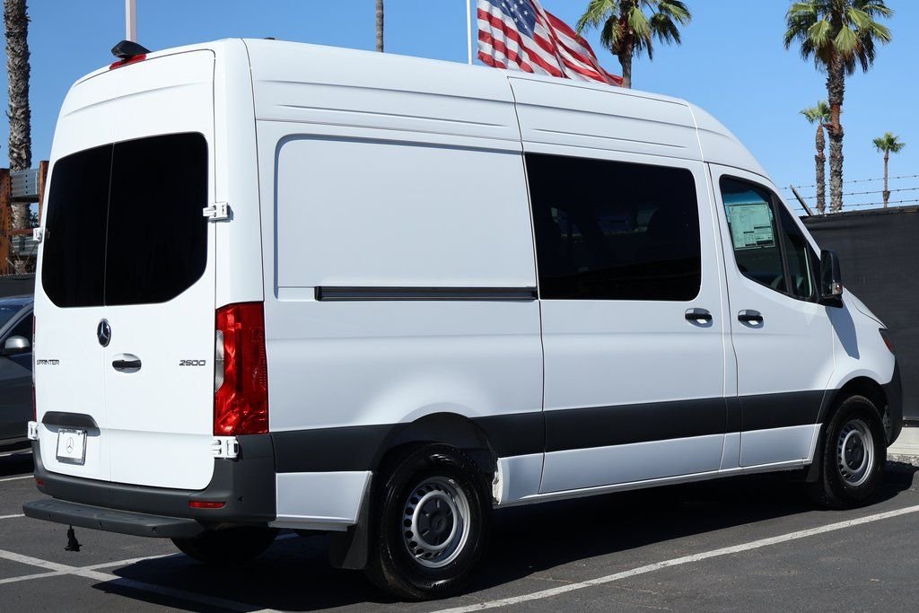 New 2026 Arctic+White Mercedes-Benz Cargo 144 WB image 2