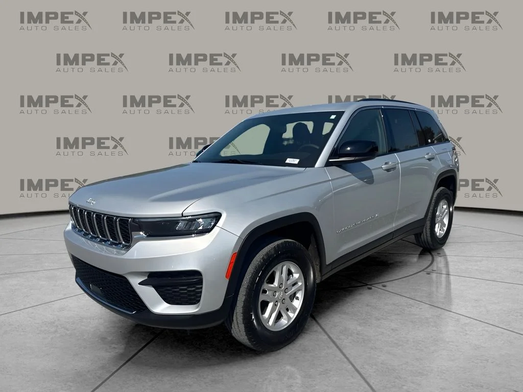 Used 2024 Silver Jeep Laredo image 1