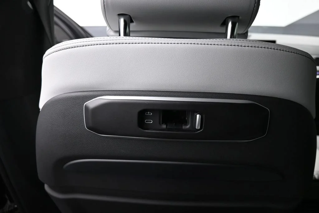 Used 2024 Black BMW xDrive40i image 17