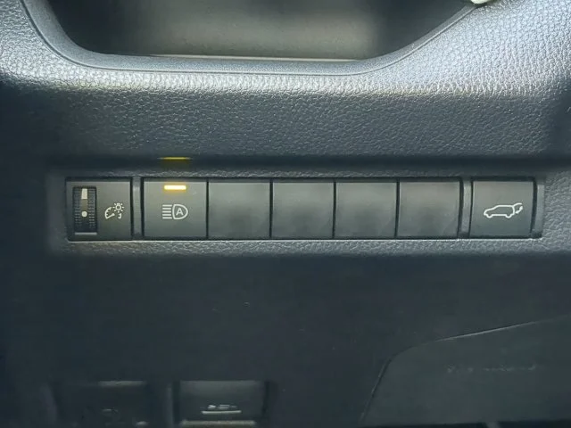 Certified Used 2023  Toyota XLE Premium image 27