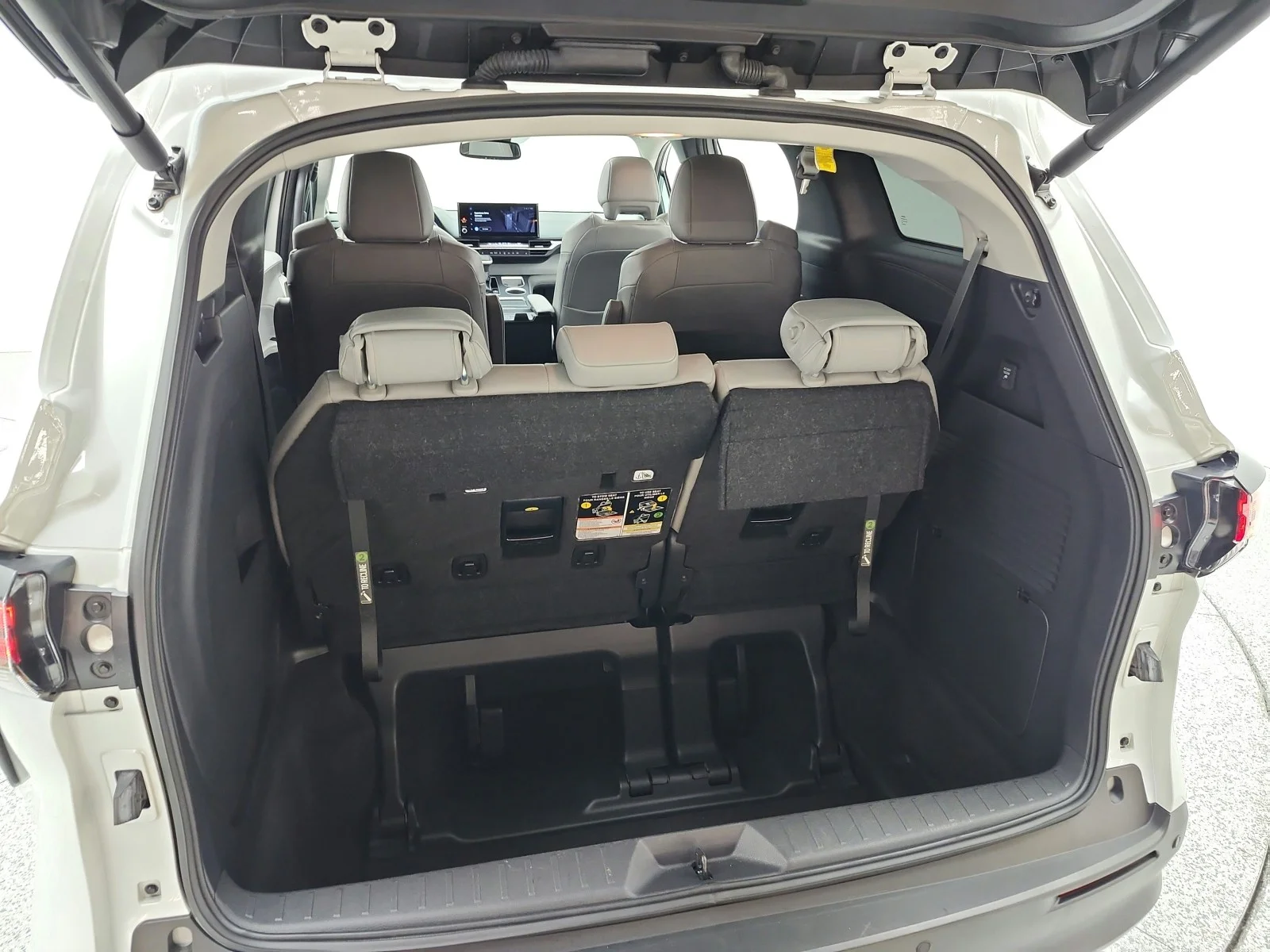 Used 2025 Wind Chill Pearl Toyota XLE AWD 7-Passenger (Natl) image 22