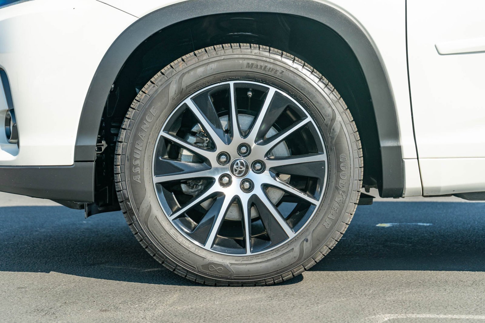 Certified Used 2018 Blizzard Pearl Toyota SE image 5