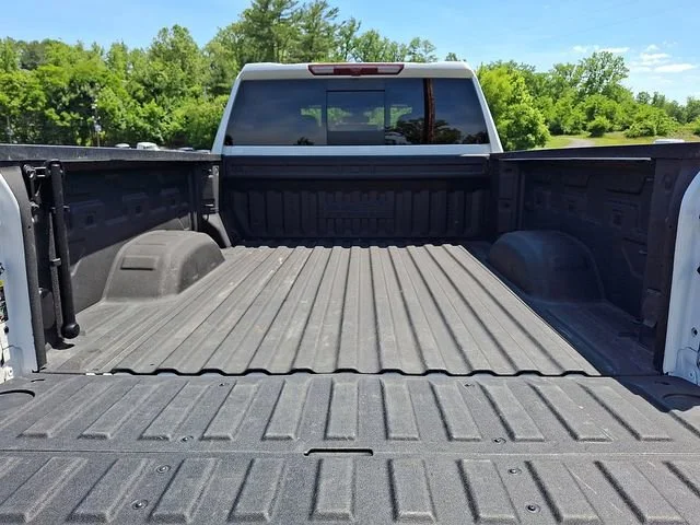Used 2023 Iridescent Pearl Tricoat Chevrolet High Country image 31