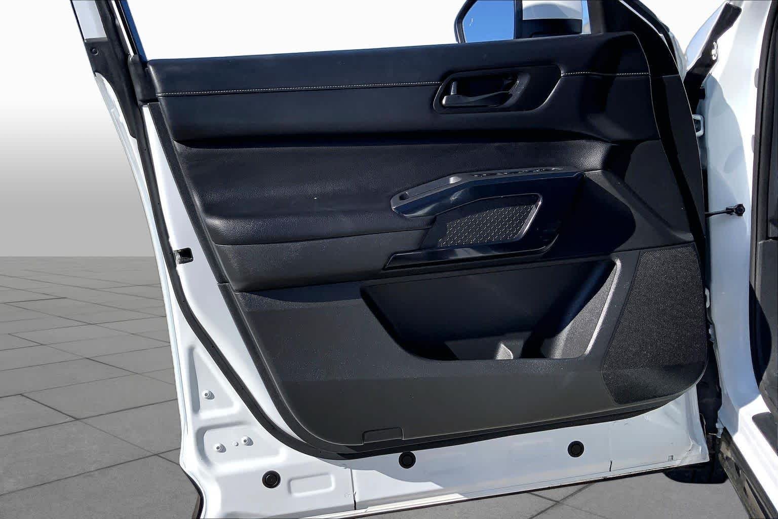 Used 2025 Everest White Pearl Tricoat Nissan SV image 21