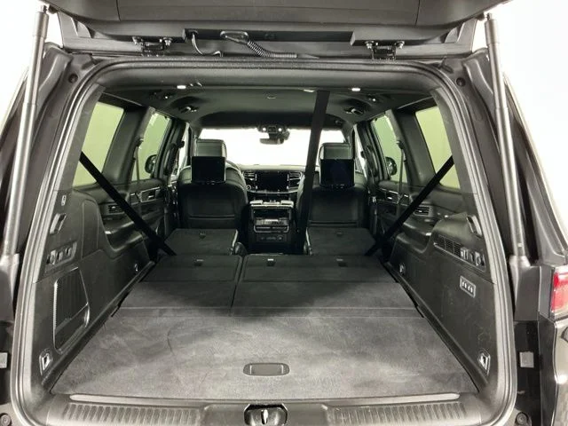 Used 2022 Diamond Black Crystal Pearlcoat Jeep Series III image 32