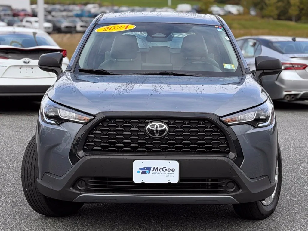 Used 2024  Toyota L image 2