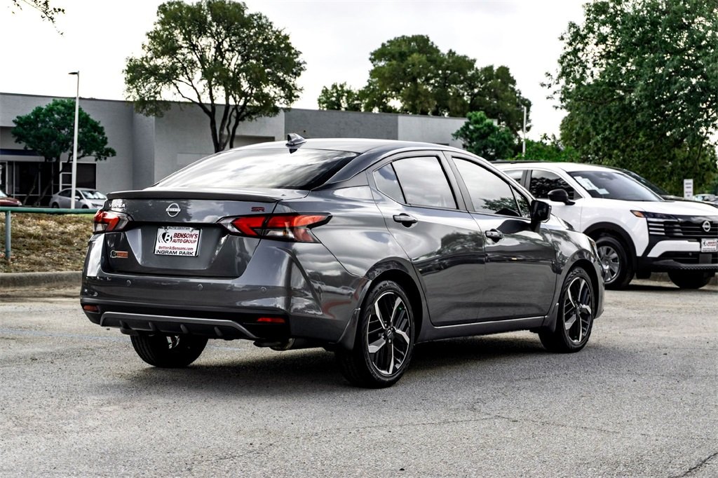 2025 Nissan Versa SR photo 4