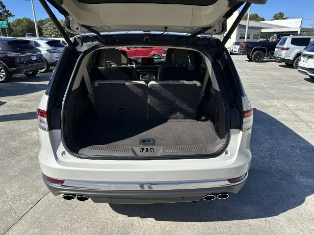 Used 2024 White Lincoln Reserve image 25