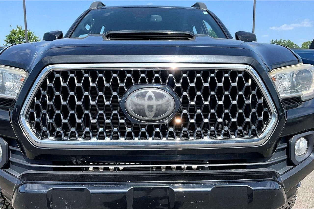 Used 2018 Midnight Black Metallic Toyota SR5 image 33