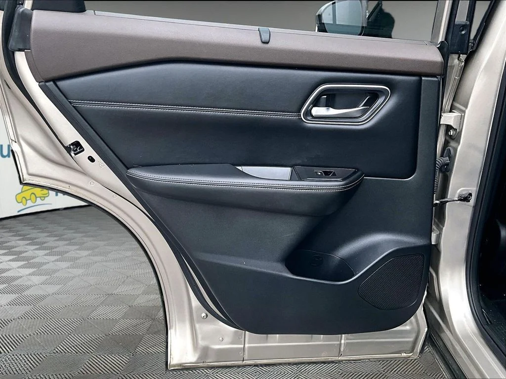 Used 2022 Gold Nissan Platinum image 22