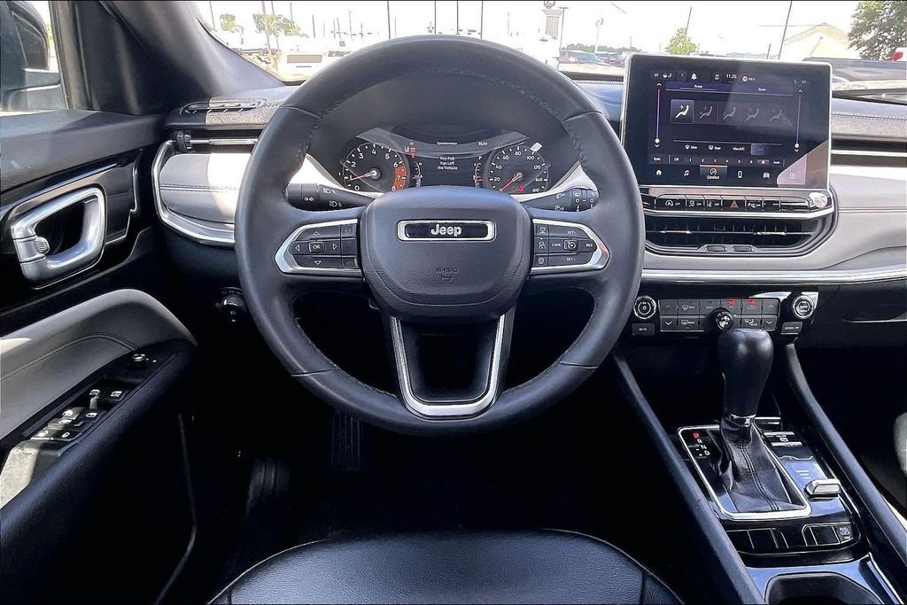 Used 2024 White/off-white Jeep Limited image 8