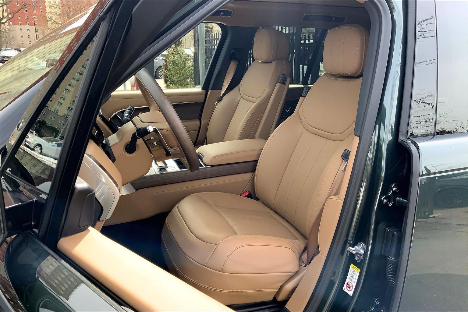 New 2026 Belgravia Green LAND ROVER SE image 9