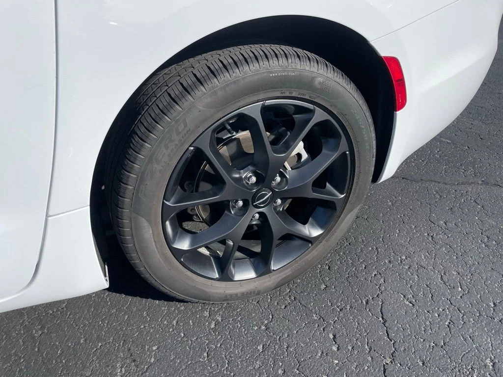 Used 2025 Bright White Clearcoat Chrysler Limited image 3