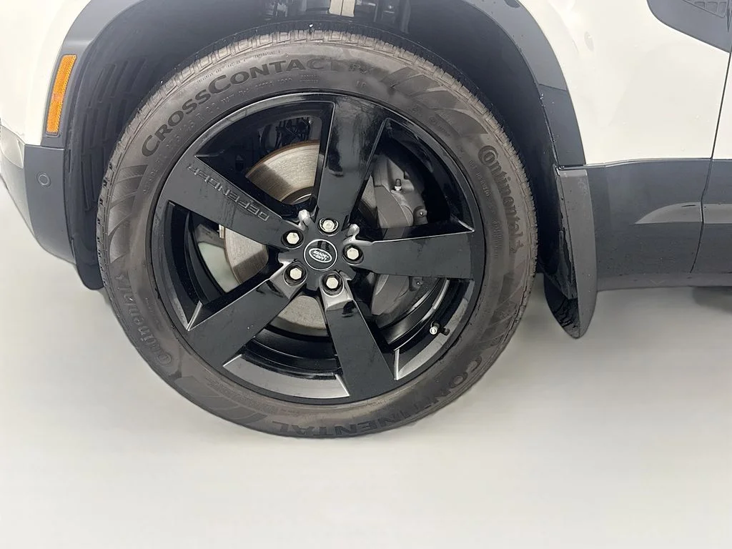 Used 2024 White Land Rover X-Dynamic SE image 31