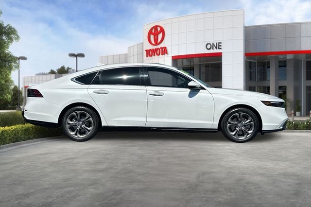Used 2024 White Honda EX-L image 3