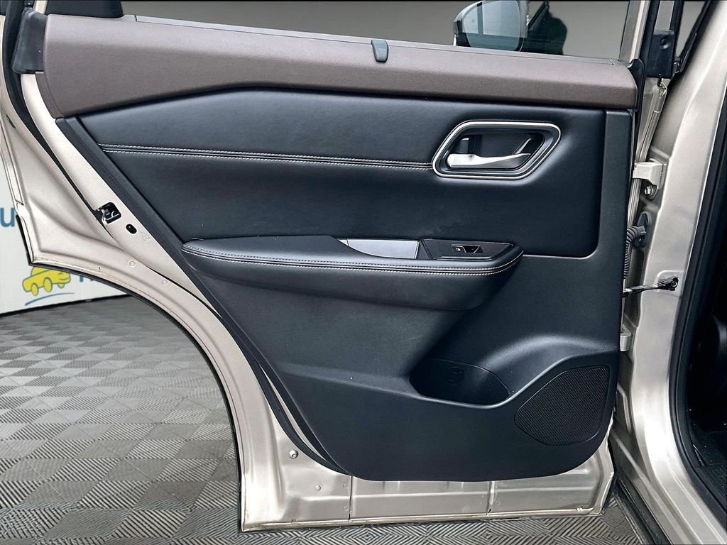 Used 2022 Gold Nissan Platinum image 22