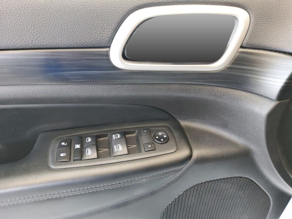 Used 2020 White Jeep Laredo image 12