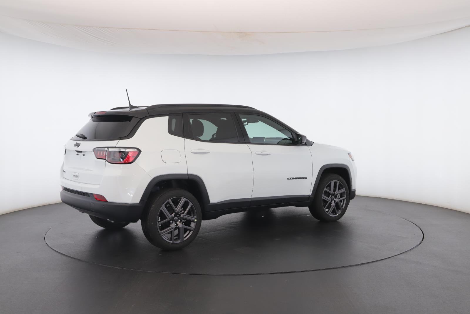 New 2026 Bright White Clear-Coat Exterior Paint Jeep Limited Altitude 4x4 image 27
