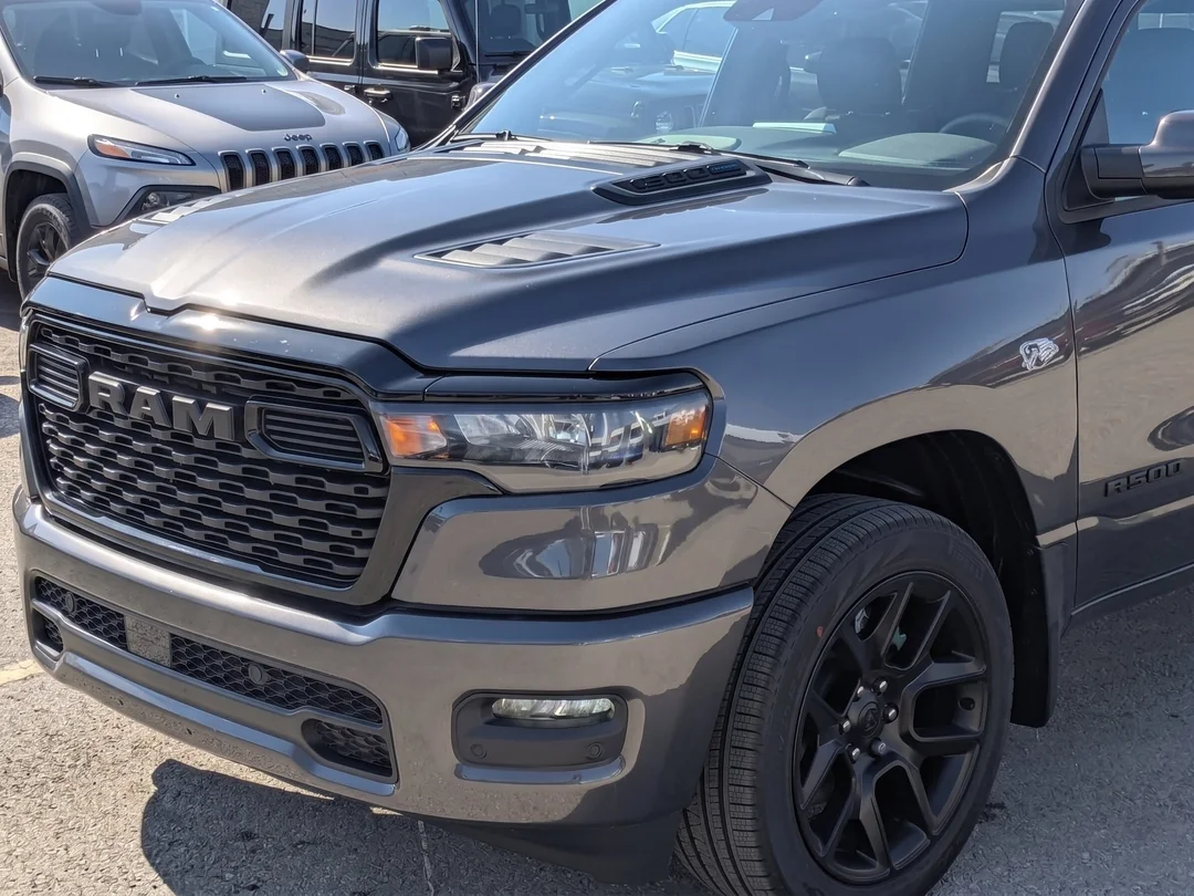 New 2026 Grey RAM Sport - - Night Edition - Sport Lvl 1 Grp - 5.7L HEMI V8 eTorque - Pano Sunroof & More! image 9
