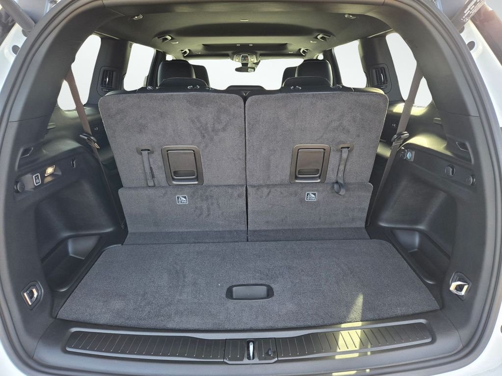New 2026 Bright White Clear-Coat Exterior Paint Jeep Laredo Altitude image 6
