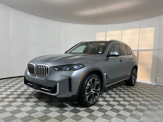 Used 2026 Skyscraper Grey Metallic BMW xDrive40i image 3