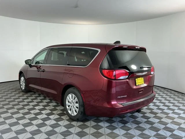 Used 2018 Velvet Chrysler L image 6