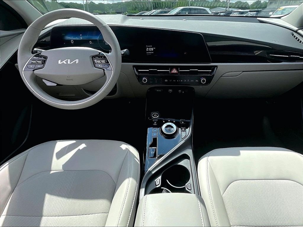 Used 2023 White Kia Wind image 21