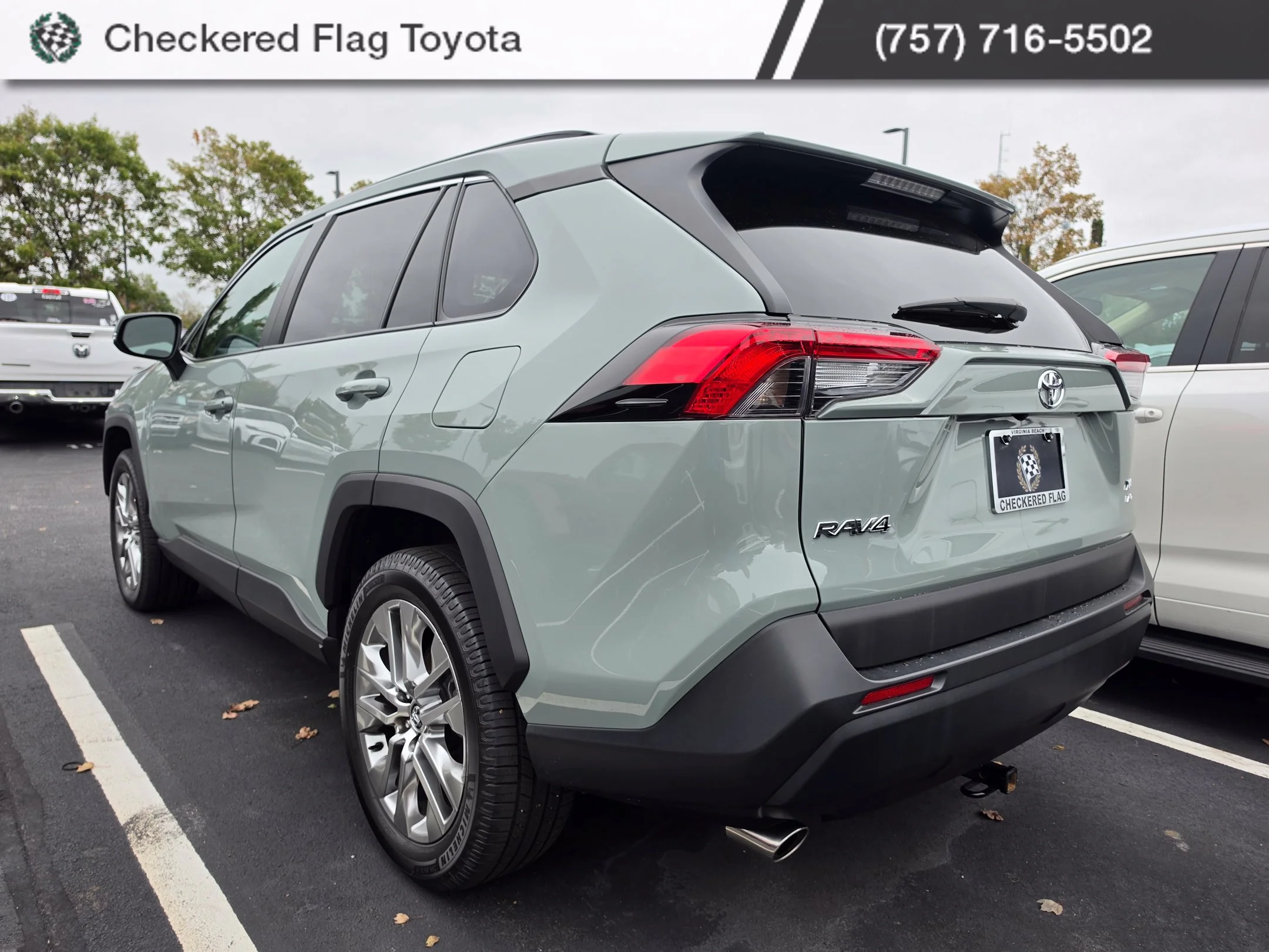 Used 2020 Lunar Rock Toyota XLE Premium image 4