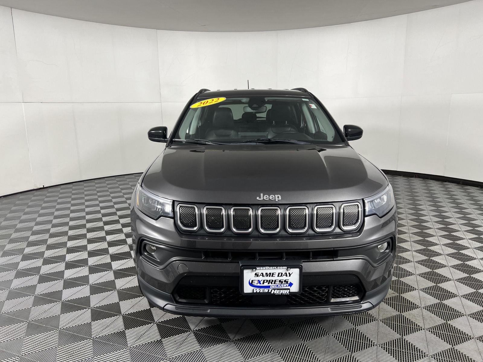 Used 2022 Granite Crystal Metallic Clearcoat Jeep Latitude image 2
