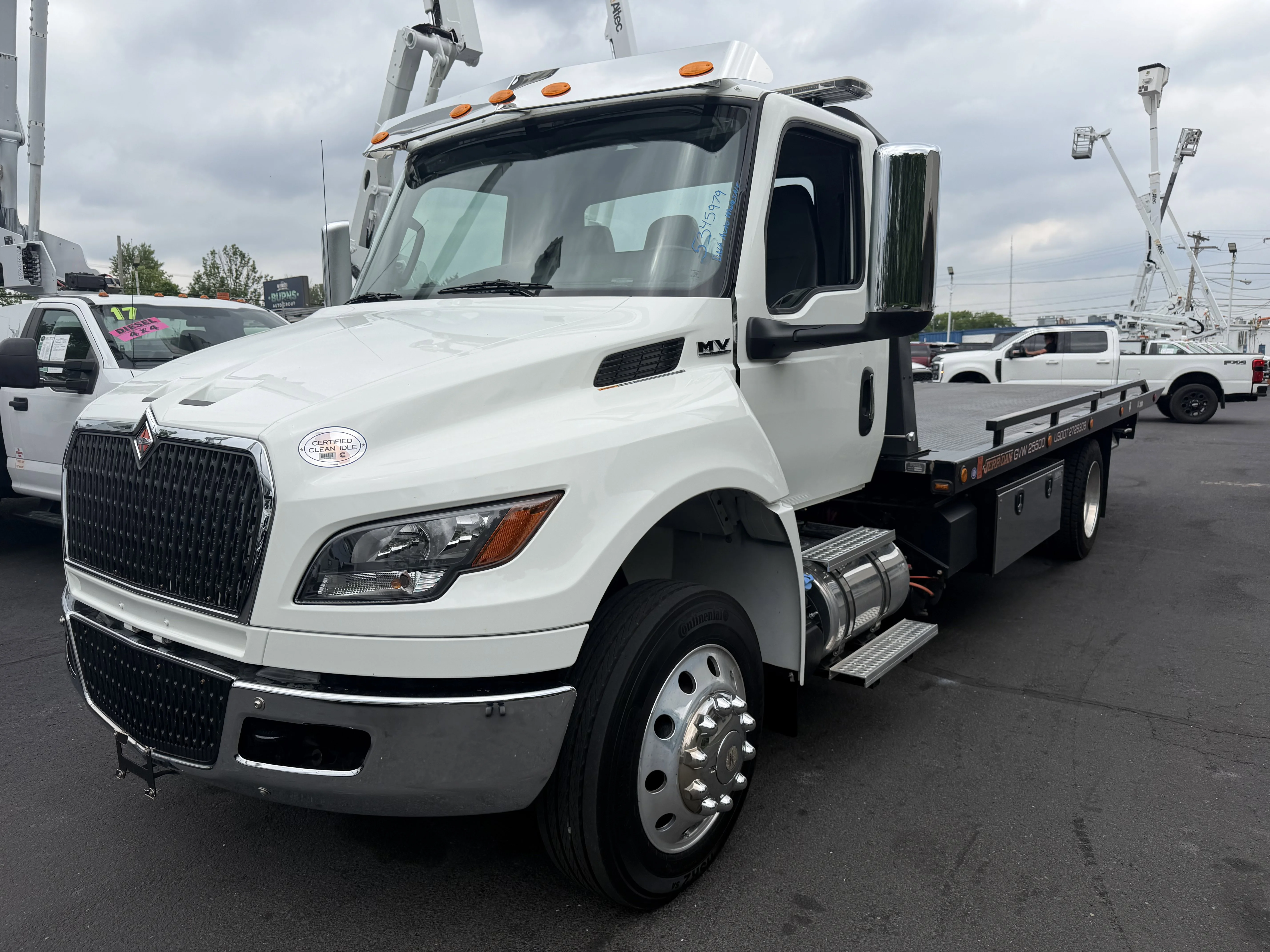 Used 2024 White INTERNATIONAL  image 2