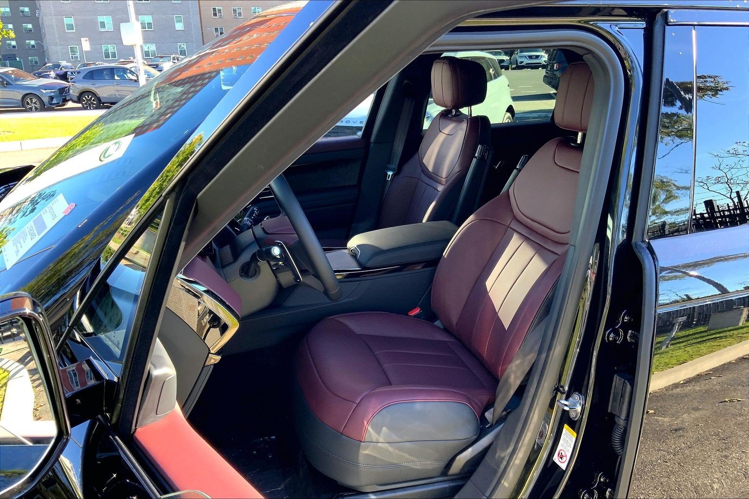 New 2027 Santorini Black Land Rover Dynamic SE P400 image 9