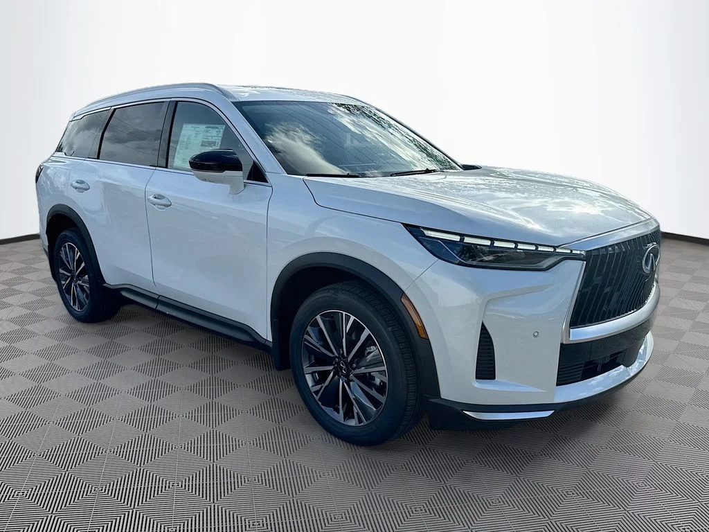 Used 2027 White INFINITI LUXE image 3