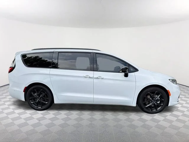 Used 2024 White Chrysler Limited image 4
