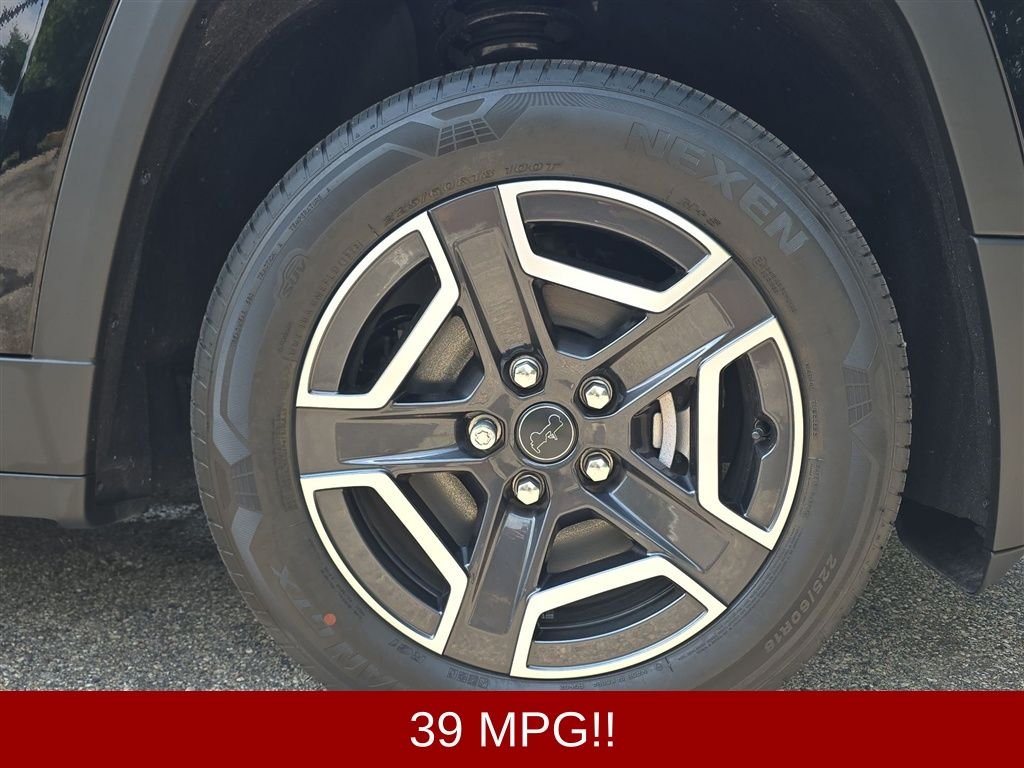 New 2026 Diamond Black Crystal Pearlcoat Jeep Laredo image 11