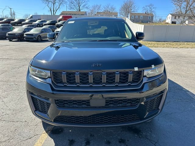 New 2026 Diamond Black Crystal Pearl-Coat Exterior Paint Jeep Laredo Altitude image 2