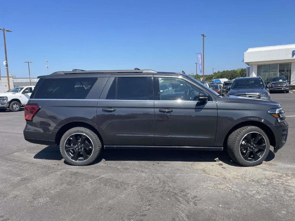 Used 2023  Ford Limited image 2