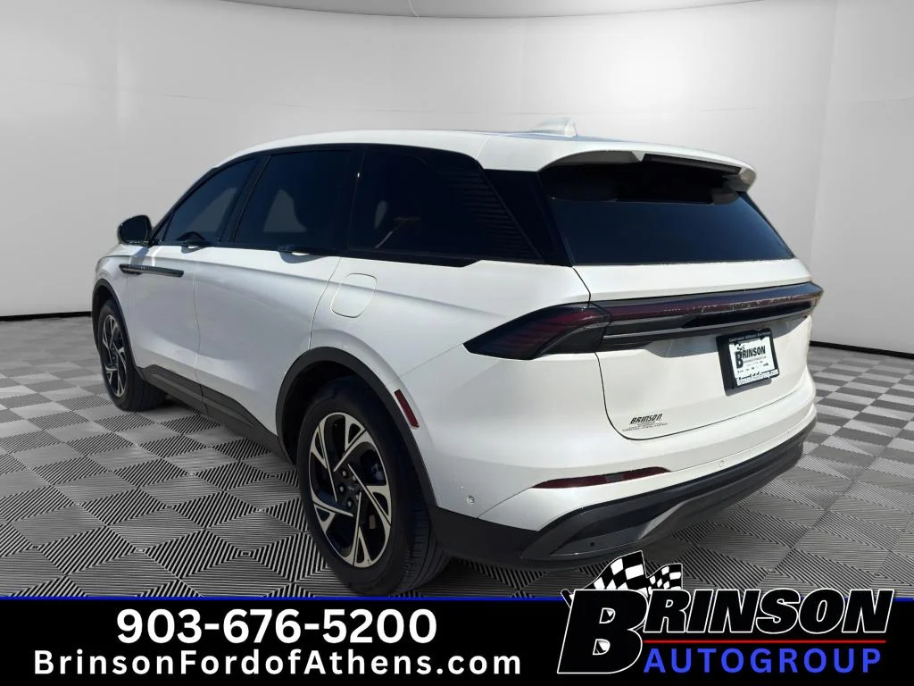 Used 2024 White Platinum Tri-Coat Metallic Lincoln Premiere image 7