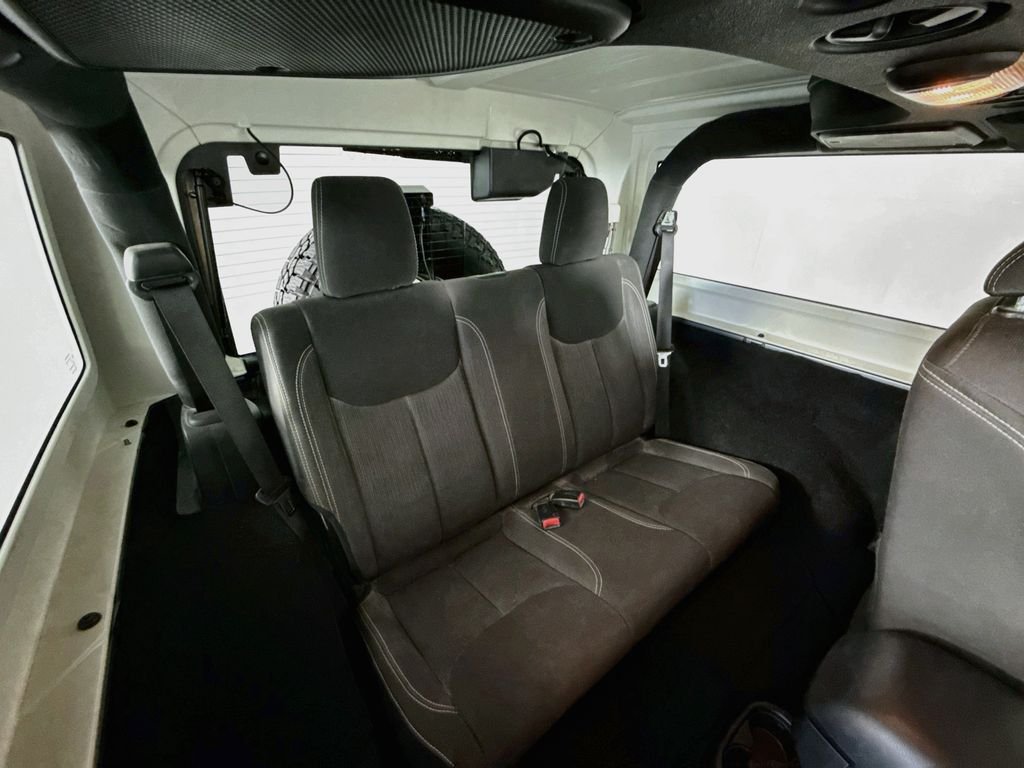 Used 2016 Silver Jeep Sahara image 23