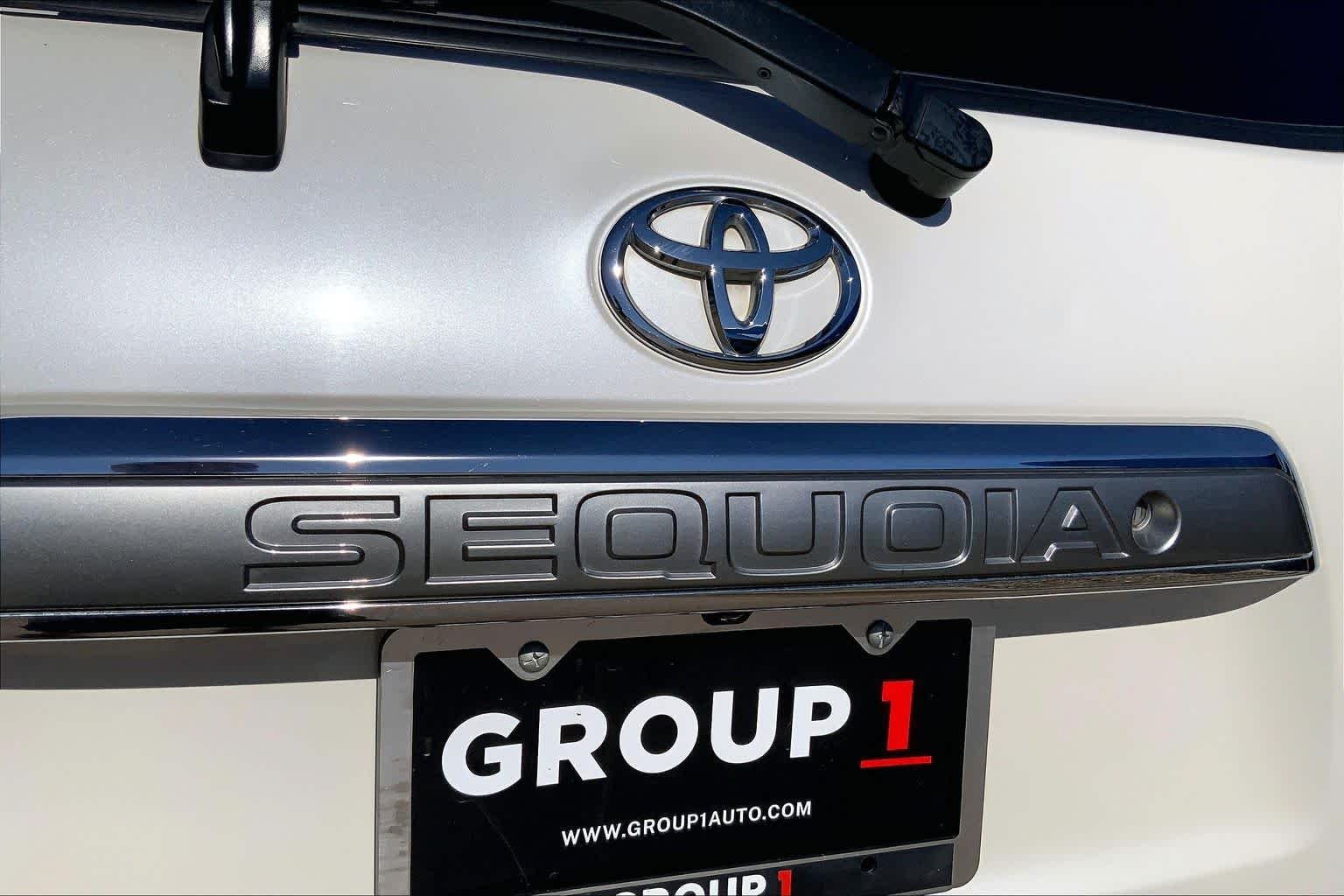 Used 2017 Blizzard Pearl Toyota Platinum image 31