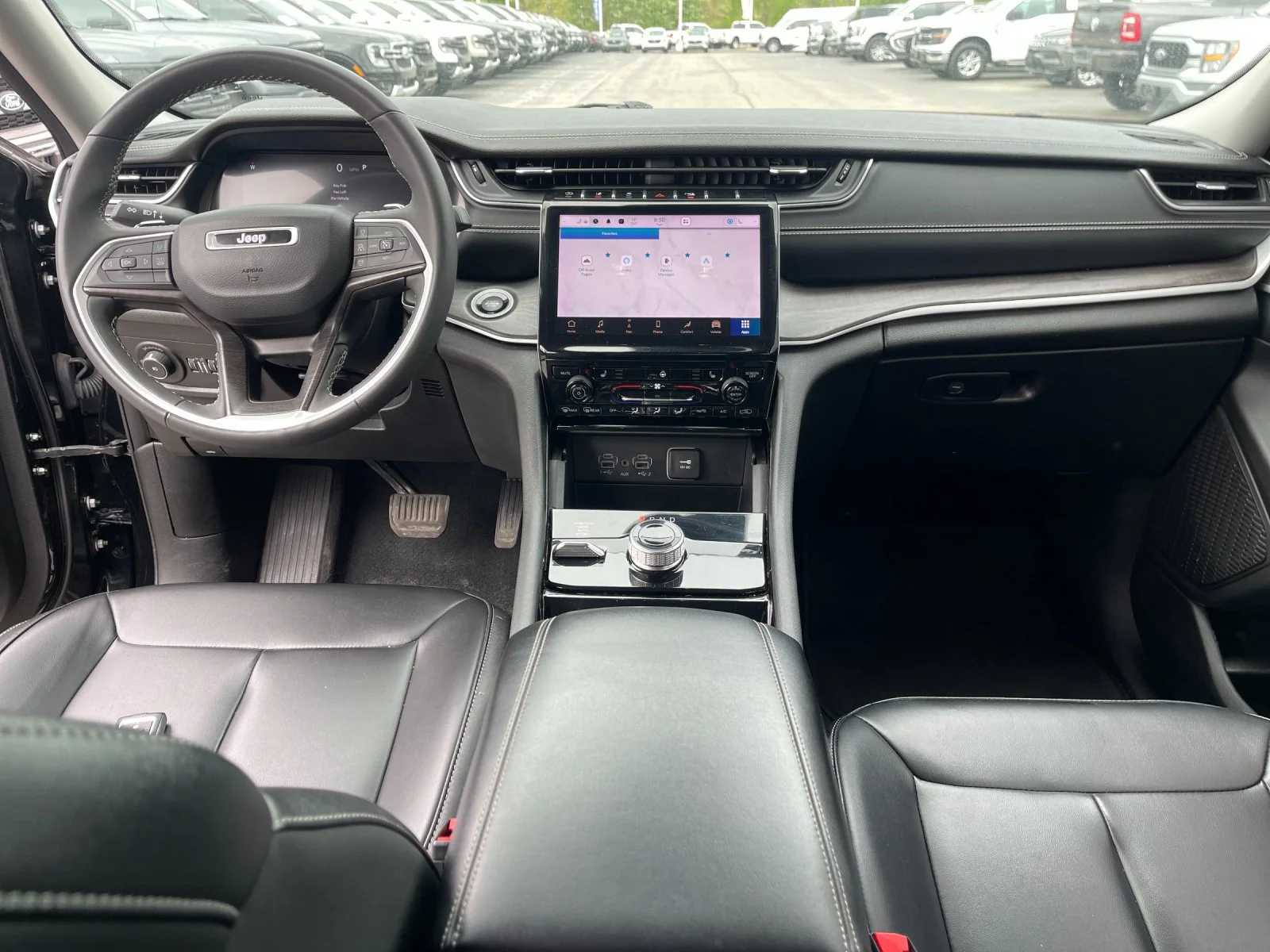 Used 2023  Jeep Limited image 16