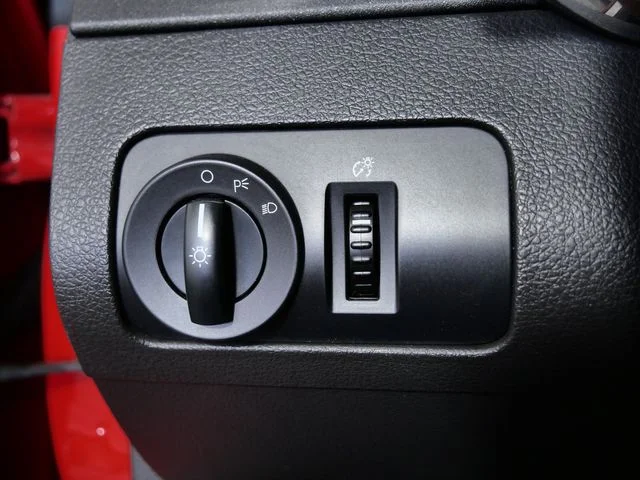 Used 2005 Red Ford V6 Deluxe image 23