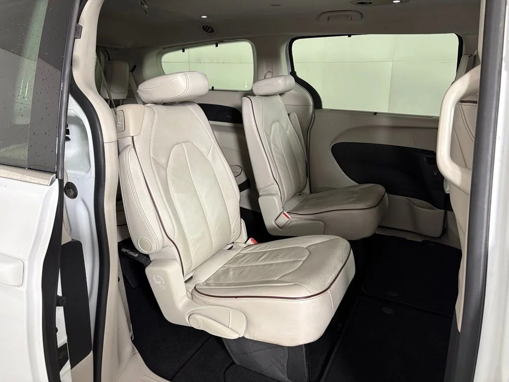 Used 2017 White Chrysler Limited image 40