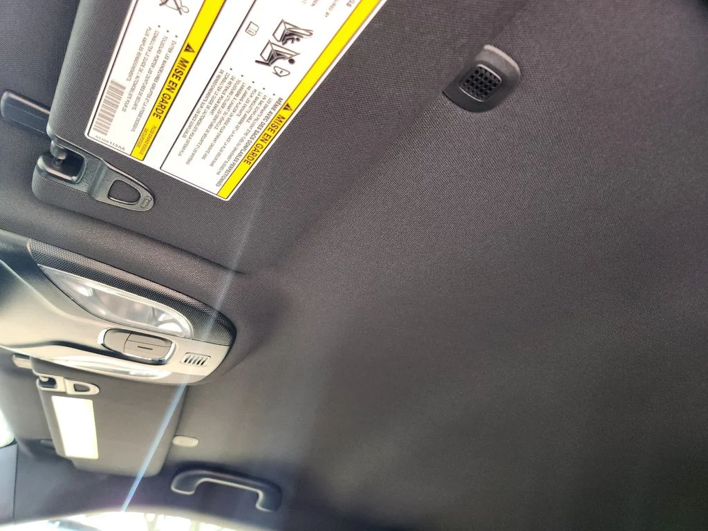 New 2026 Diamond Black Crystal Pearlcoat Jeep Latitude image 17